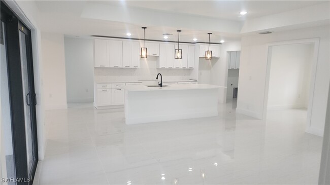 Building Photo - 915 Panda Dr