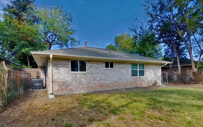 Building Photo - AVAILABLE NOW