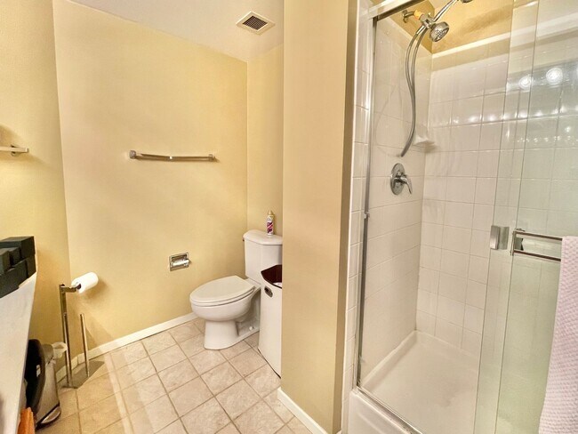 Building Photo - Beautiful 2BD/2BTH CONDO IN THE LOOP!