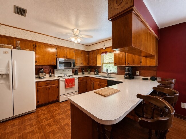 Building Photo - 6006 Jaguar Dr W