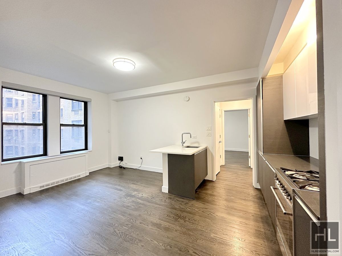 Building Photo - KING SIZE 1 bedroom 1 bathroom with washer and dryer.
