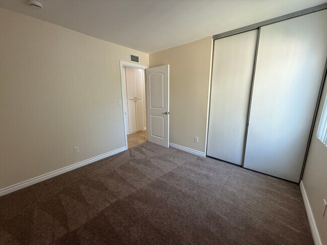 Building Photo - 3 Bedroom Condo for Lease with a 1 Car Garage