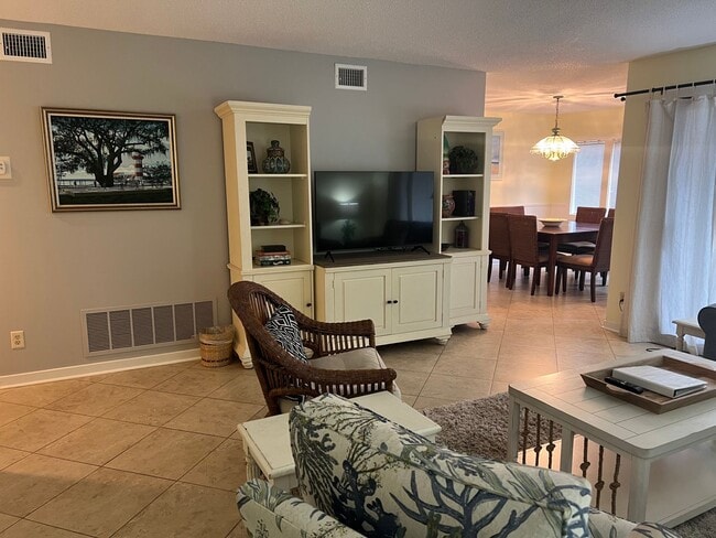 Building Photo - Unfurnished First Floor 3BR Condo in Sea P...