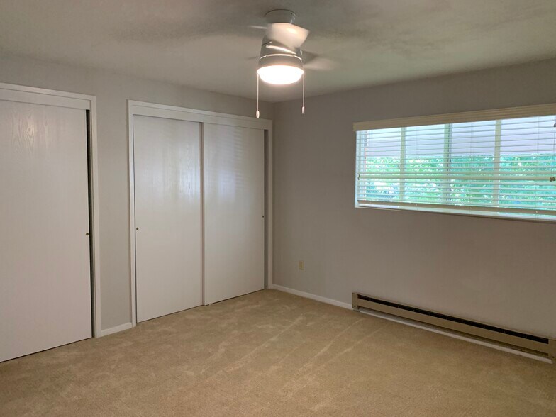Spacious bedroom with huge closets - 901 Florida Rd