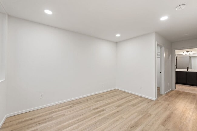 Building Photo - 3 bed /3 bath newer townhome in Green Lake!