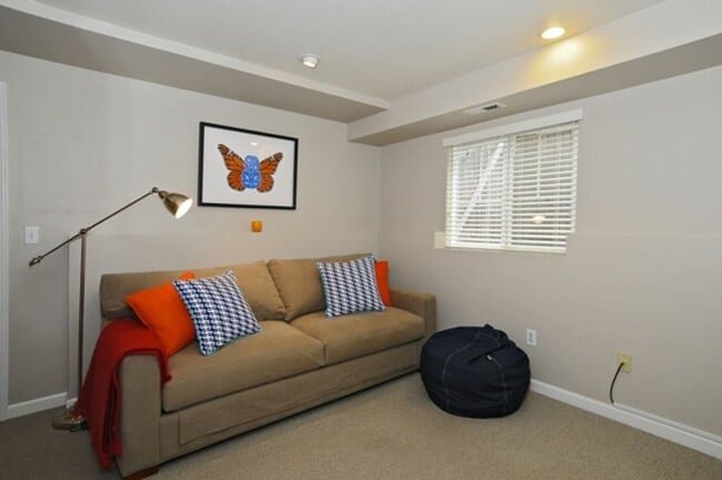 Building Photo - 2Bd/1.5Ba Seattle Townhome
