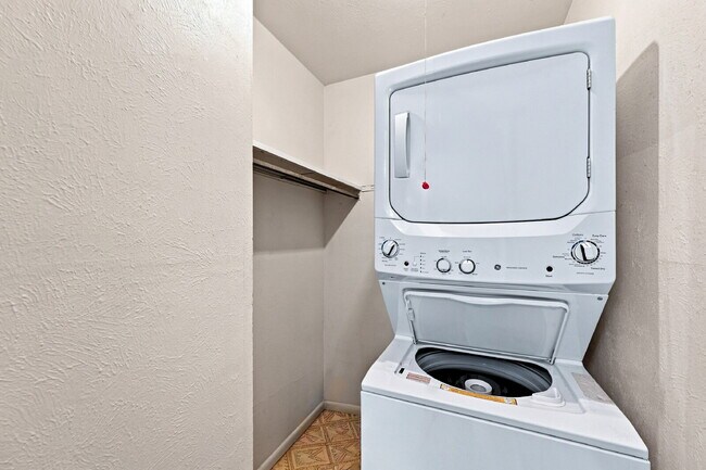 Building Photo - $1,340.95 - 1 Bed, 1 Bath Condo in Denver with In Unit Laundry!