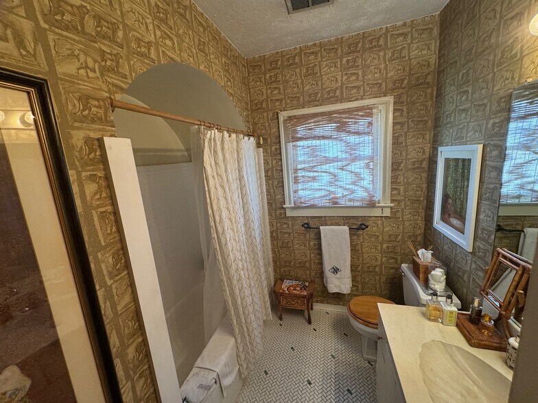 Bathroom W/ Arched Tub/Shower - 4006 Hawthorne Ave