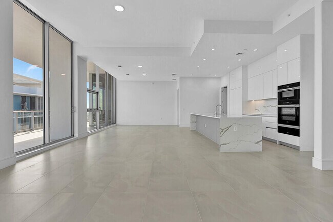 Building Photo - 220 Lake Shore Dr