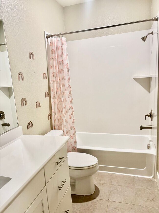 Building Photo - Must see beautiful and large Townhome in Dublin- Close to Everything!