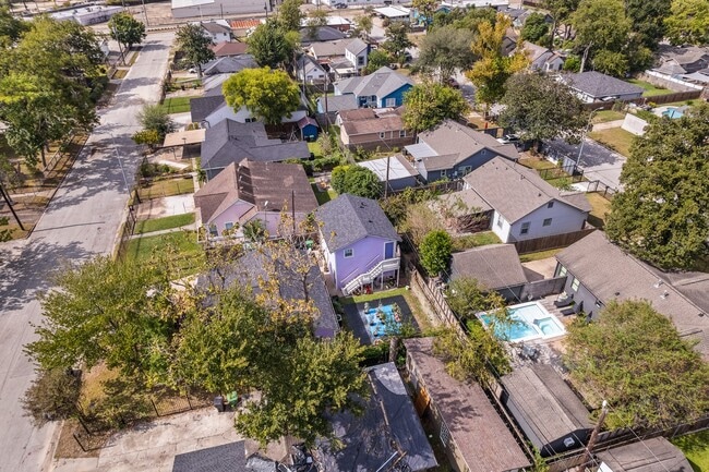 Building Photo - 319 Moody St