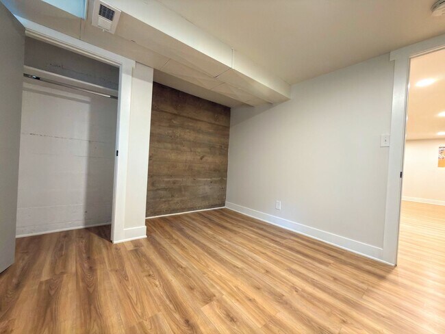 Building Photo - 1021 E Millbert Ave