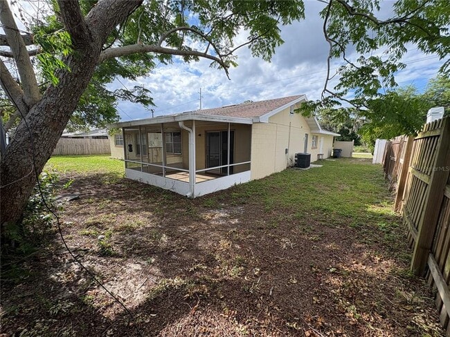 Building Photo - 728 Lake Ned Rd