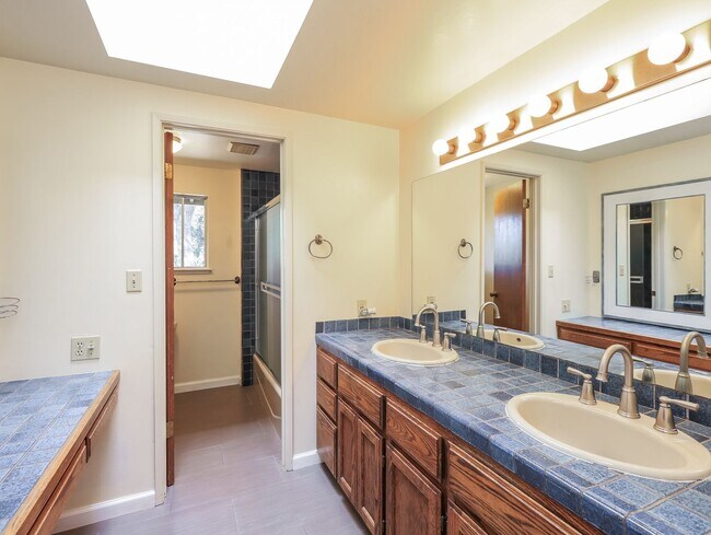 Building Photo - Amazing 4 Bedrooms 2 full bathrooms and 2 ...