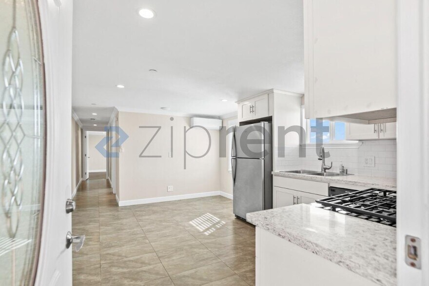 Building Photo - Unit A
