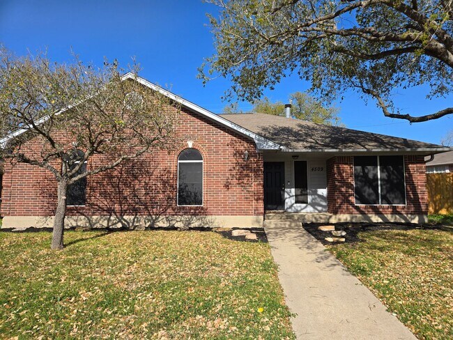 Building Photo - Bryan - 3 Bedroom - 2 Bath home with garag...