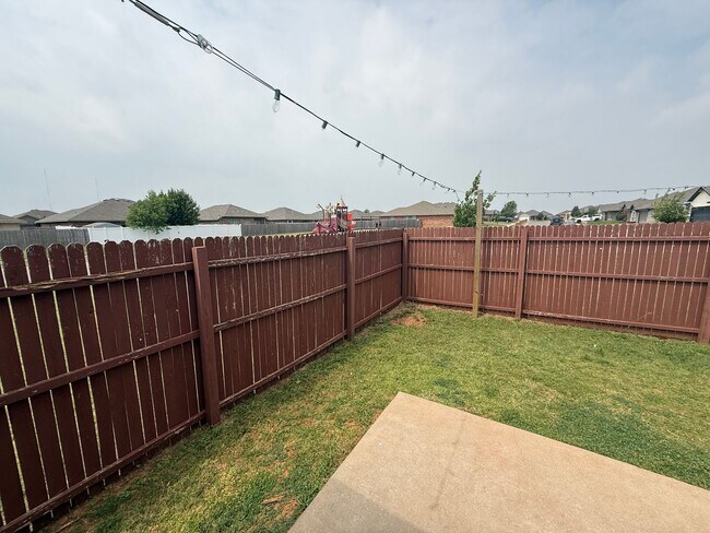 Building Photo - Immaculate 3 bed 2 bath in Mustang Schools, ready for move in on or before July 1st!