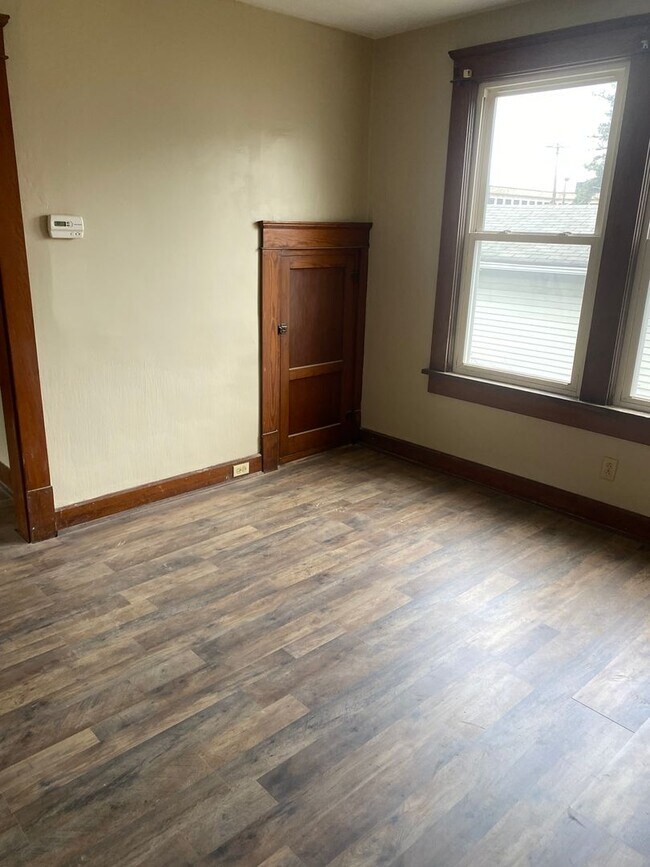 Building Photo - 1st Floor 1 Bedroom