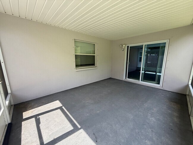 Building Photo - Spacious 2 Bedroom, 2 Bath, 2 car garage Home For Rent in New Port Richey!