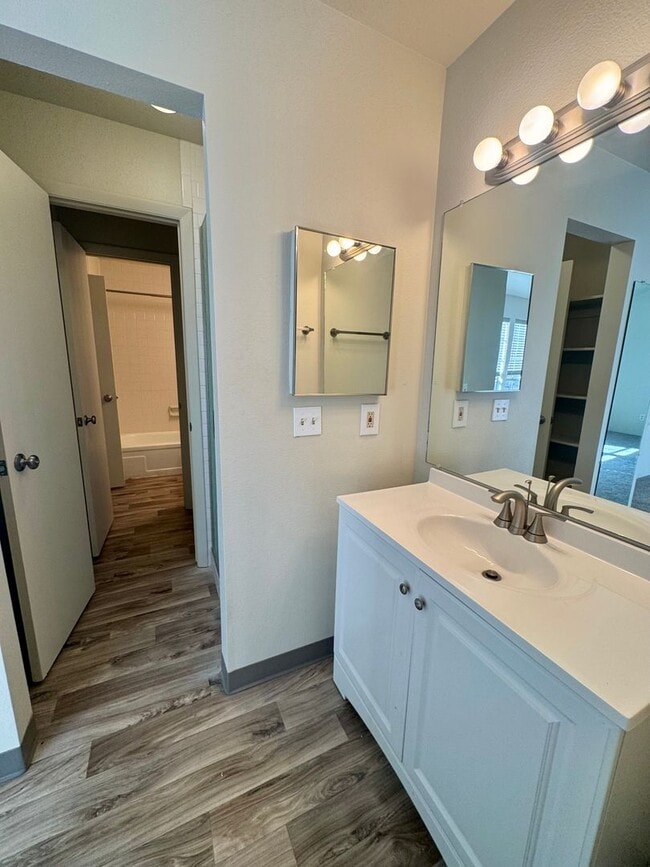 Building Photo - 2 Bedroom Townhome with Pool and Fitness Center/Centrally Located!!