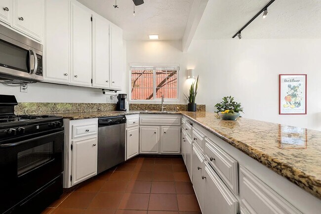 Building Photo - 7038 Pacific View Dr