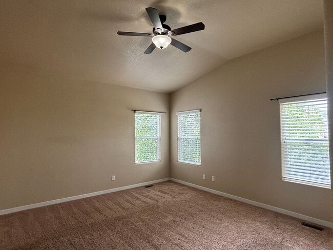 Building Photo - 5 Bedroom, 3 Bathroom Single-Family Home w...