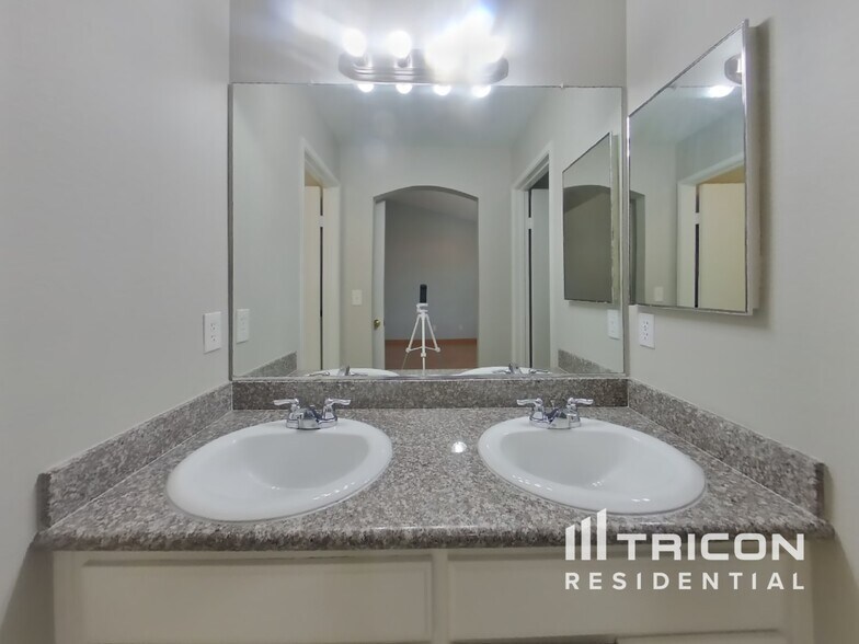 Building Photo - 9027 Warm Springs Cir