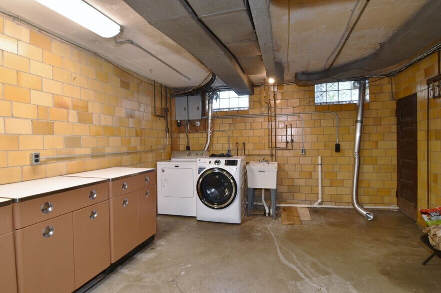 Building Photo - 2025 Riverside Dr