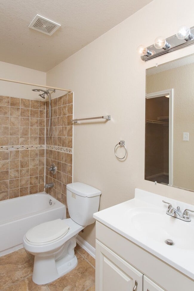 Building Photo - 3 bedroom Townhome in NW side for Rent! 50% off first months rent: November 2023 Special!