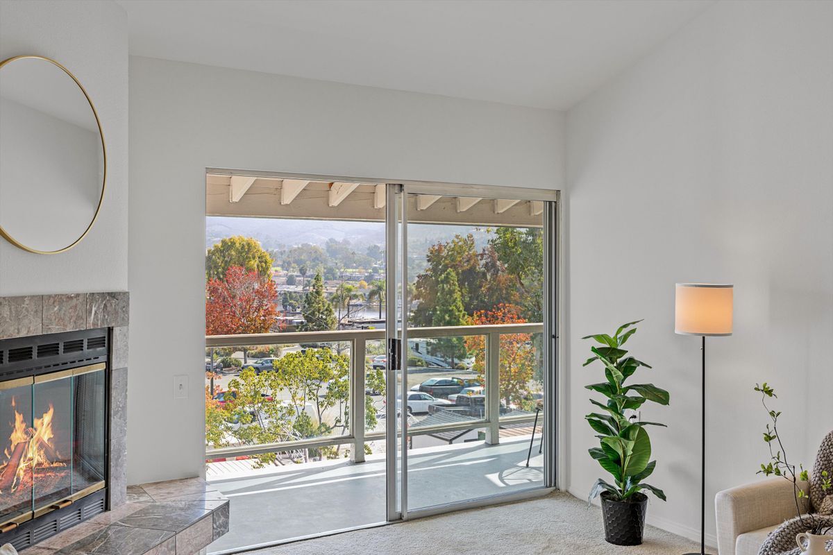 Building Photo - 1560 Circa Del Lago