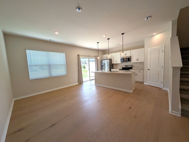 Building Photo - Pristine 2 story Townhome located in the Fifteen Cannon Community in Charlotte!