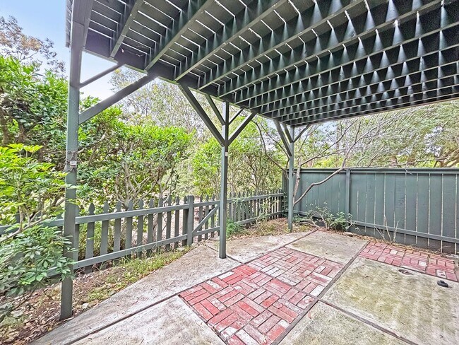 Building Photo - Beautiful 3BD/3BA Townhouse in Fashion Val...