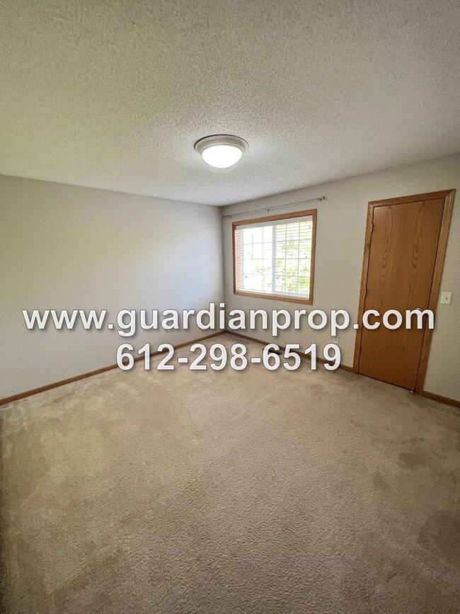 Building Photo - Large End Unit Townhome Available Late April, 2BR + Office, Vaulted Ceilings, 3 Bath, Family Room