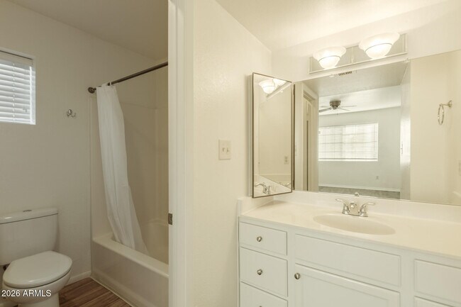 Building Photo - 1446 E Grovers Ave