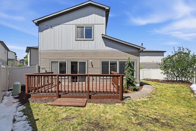 Building Photo - $2,245.95, 2 bed, 2.5 bath located in Denver with a fenced yard.