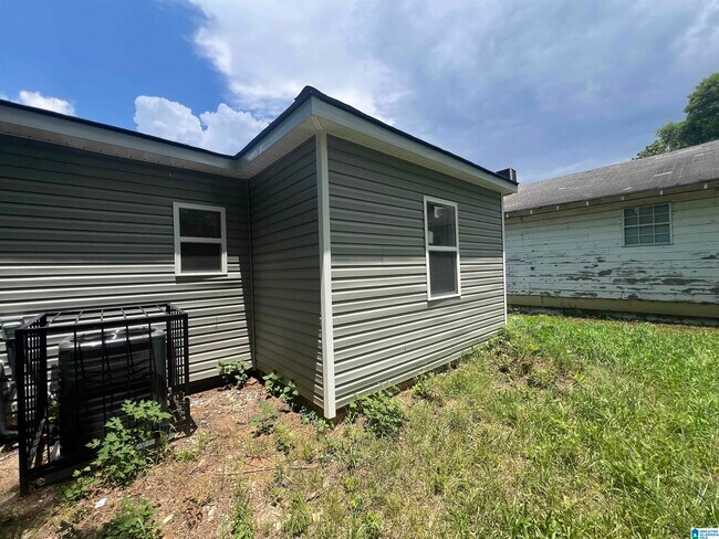 Building Photo - 3733 Maple Ave SW