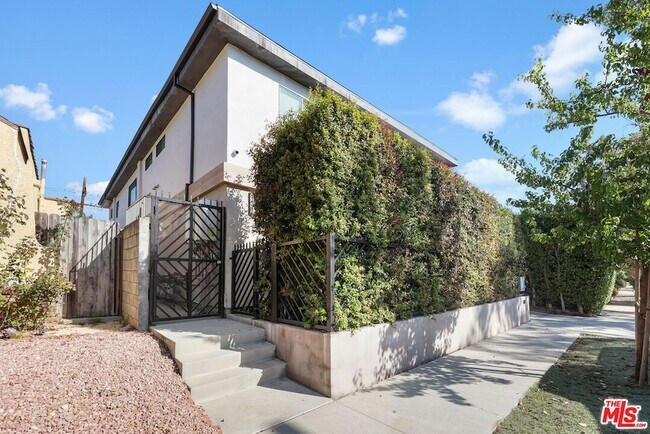 Building Photo - 838 N Mansfield Ave