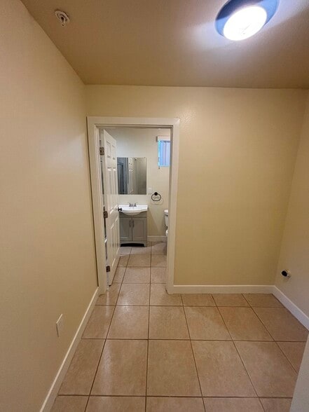 Building Photo - 213 W 82nd St