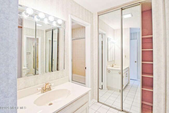 Building Photo - 332B Quinton Dr