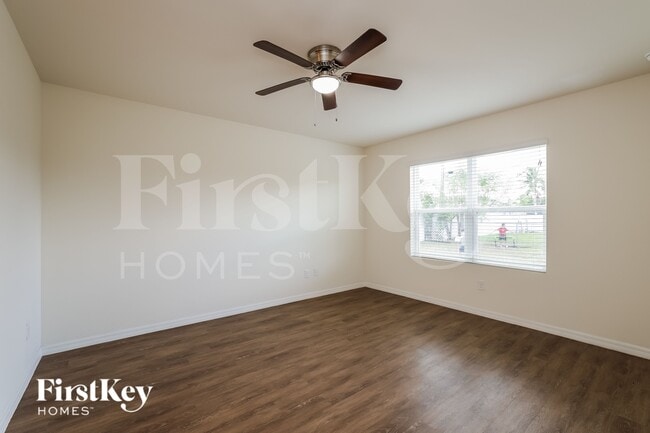 Building Photo - 119 SE 20th St