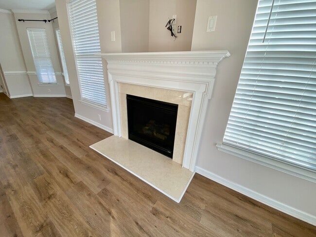 Building Photo - READY July 1st!! End-Unit Condo with Commu...