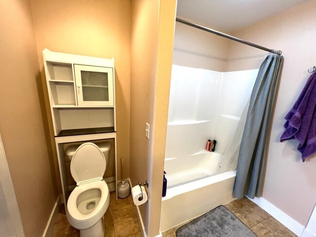 Building Photo - Pet Friendly 3 Bed 2 Bath Single Level Con...
