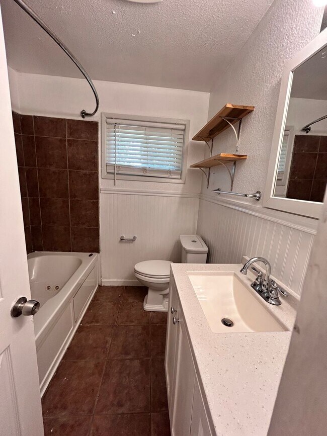 Building Photo - Beautiful Home Close to Tara in Mid City