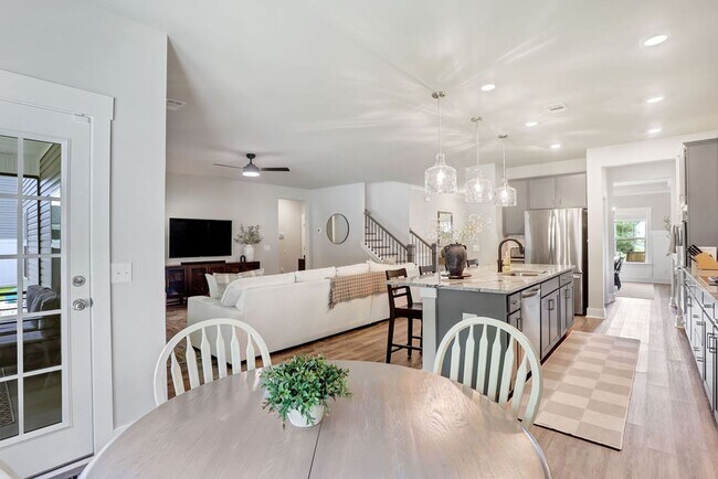 Building Photo - Spacious 4 bedroom 3 bath home with loft