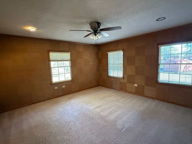 Building Photo - Pinson - Open Floor Plan with Large Living & Family Rooms 2 Bedrooms 2 Bath over 2500 sqft