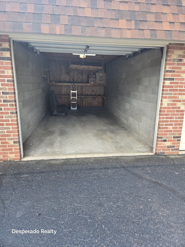 Building Photo - 414 E Thunderbird Dr