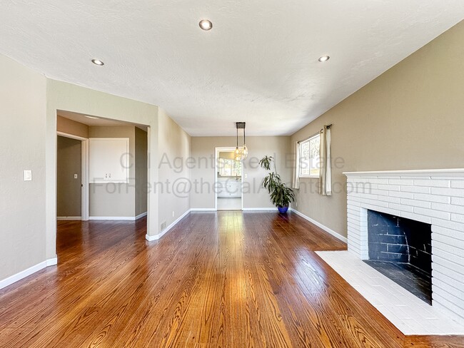 Building Photo - 7019 Outlook Ave
