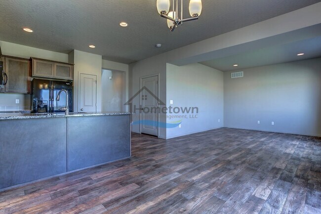 Building Photo - Beautiful 3 bed 2.5 bath Home in Post Falls