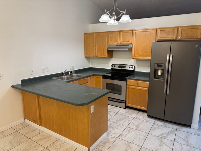 Primary Photo - Beautiful 6 bedroom home!