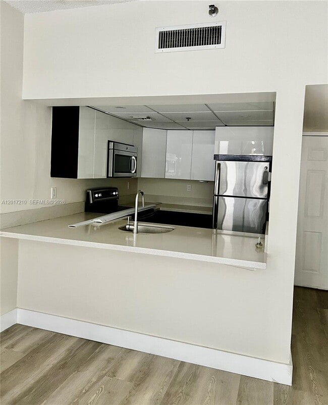 Building Photo - 540 Brickell Key Dr